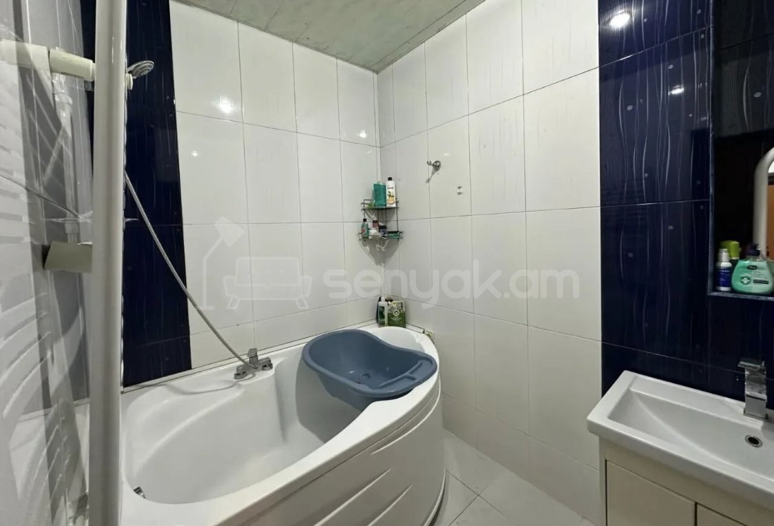 3 Սենյականոց Բնակարան Քարե Շենքում, 80քմ, 2/2 հարկ, Դիզայներական Վերանորոգված