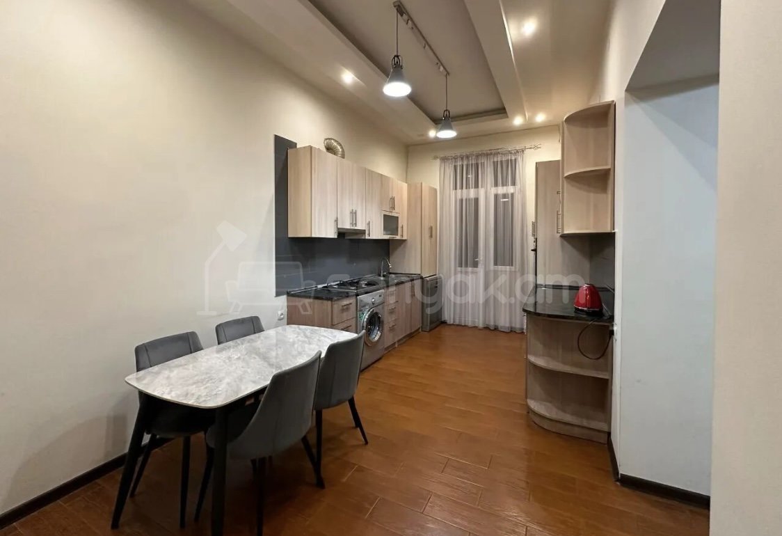 3 Սենյականոց Բնակարան Քարե Շենքում, 80քմ, 2/2 հարկ, Դիզայներական Վերանորոգված