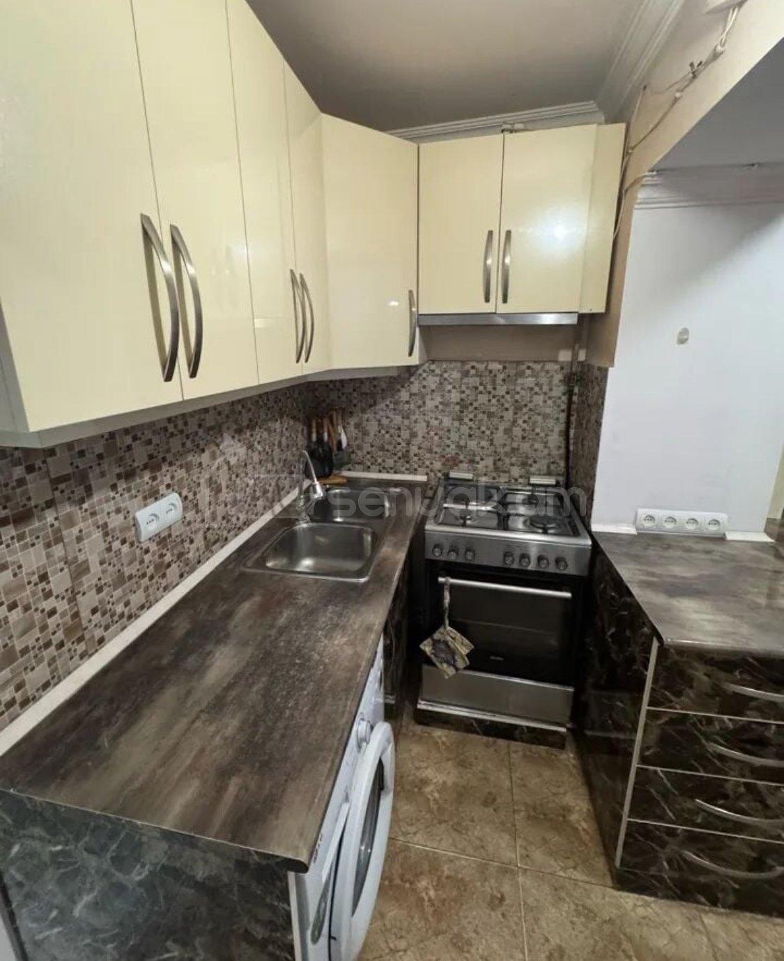 3 Սենյականոց Բնակարան Քարե Շենքում, 75քմ, 5/5 հարկ, Կապիտալ Վերանորոգված