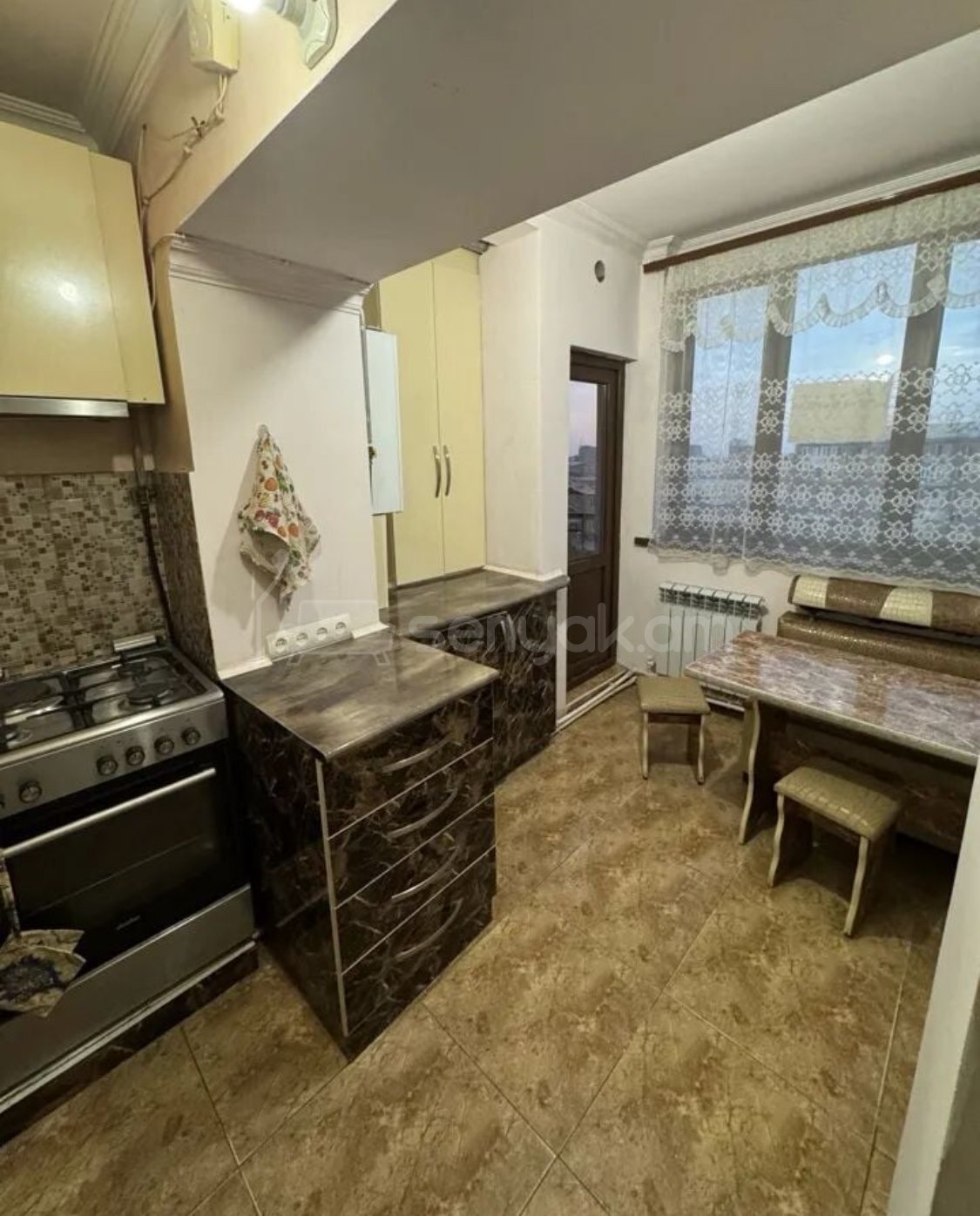 3 Սենյականոց Բնակարան Քարե Շենքում, 75քմ, 5/5 հարկ, Կապիտալ Վերանորոգված