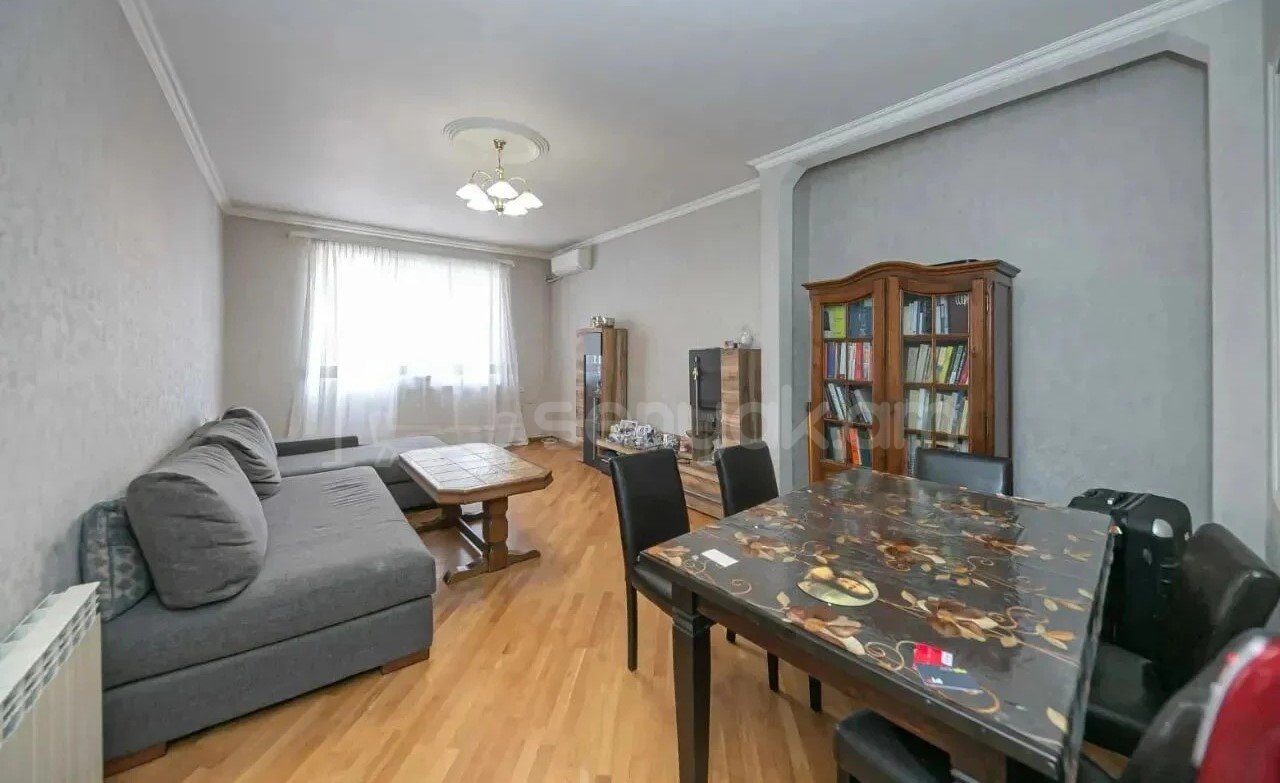 2 Սենյականոց Բնակարան Քարե Շենքում, 71քմ, 5/5 հարկ, Նորմալ Վիճակում