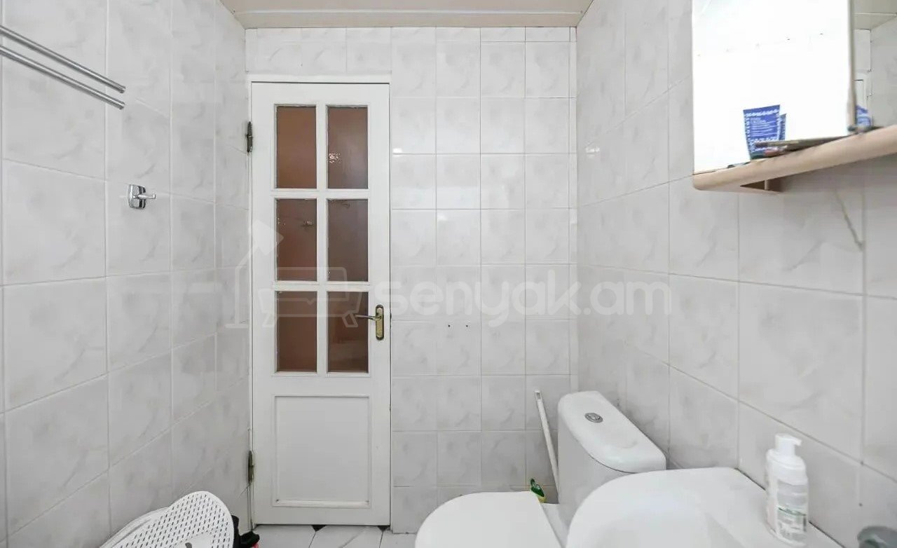 2 Սենյականոց Բնակարան Քարե Շենքում, 71քմ, 5/5 հարկ, Նորմալ Վիճակում