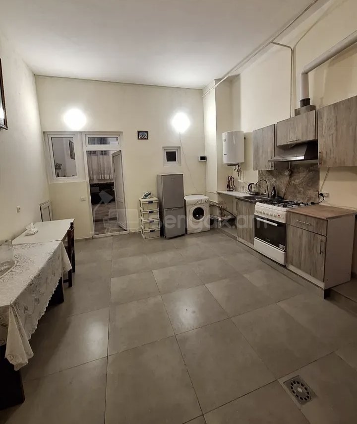 2 Սենյականոց Բնակարան Քարե Շենքում, 45քմ, 2/2 հարկ, Նորմալ Վիճակում, Կահավորված