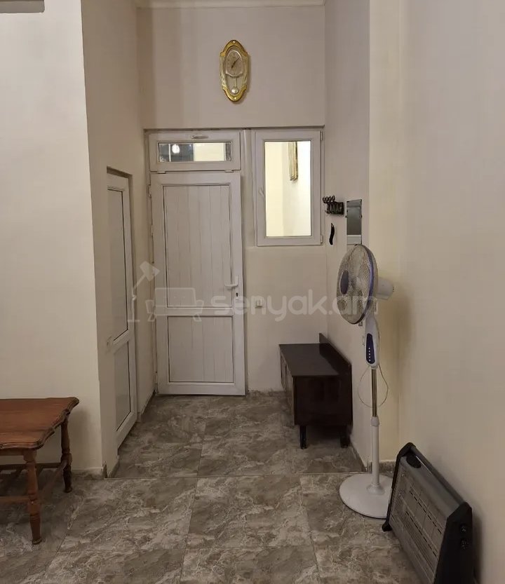 2 Սենյականոց Բնակարան Քարե Շենքում, 45քմ, 2/2 հարկ, Նորմալ Վիճակում, Կահավորված