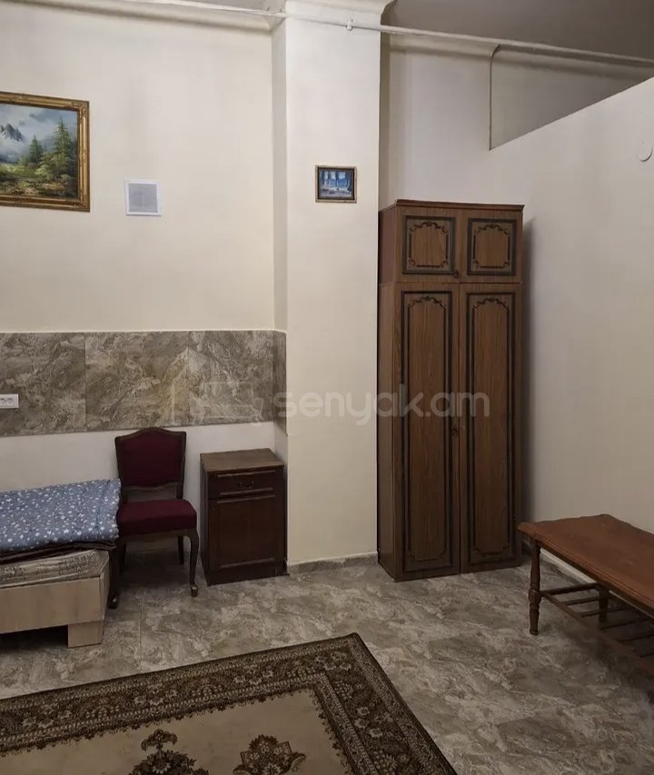 2 Սենյականոց Բնակարան Քարե Շենքում, 45քմ, 2/2 հարկ, Նորմալ Վիճակում, Կահավորված