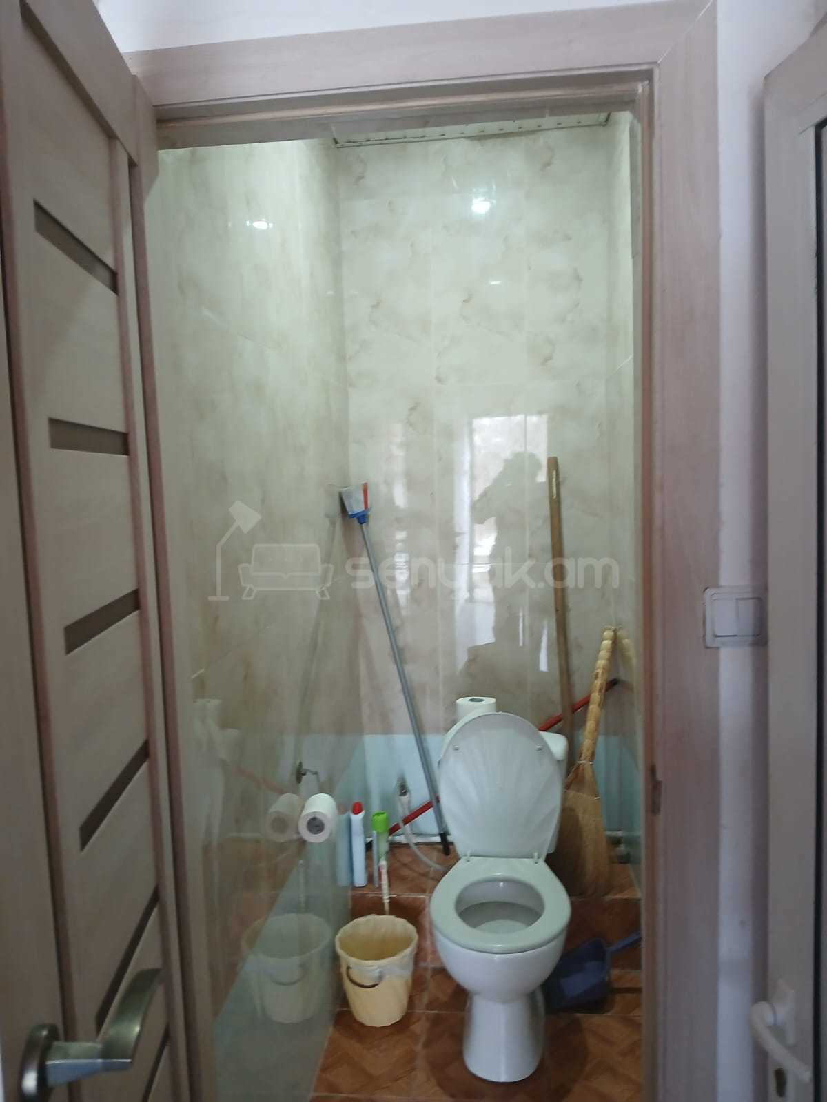 3 Սենյականոց Բնակարան Քարե Շենքում, 64քմ, 1/1 հարկ, Նորմալ Վիճակում, Կահավորված