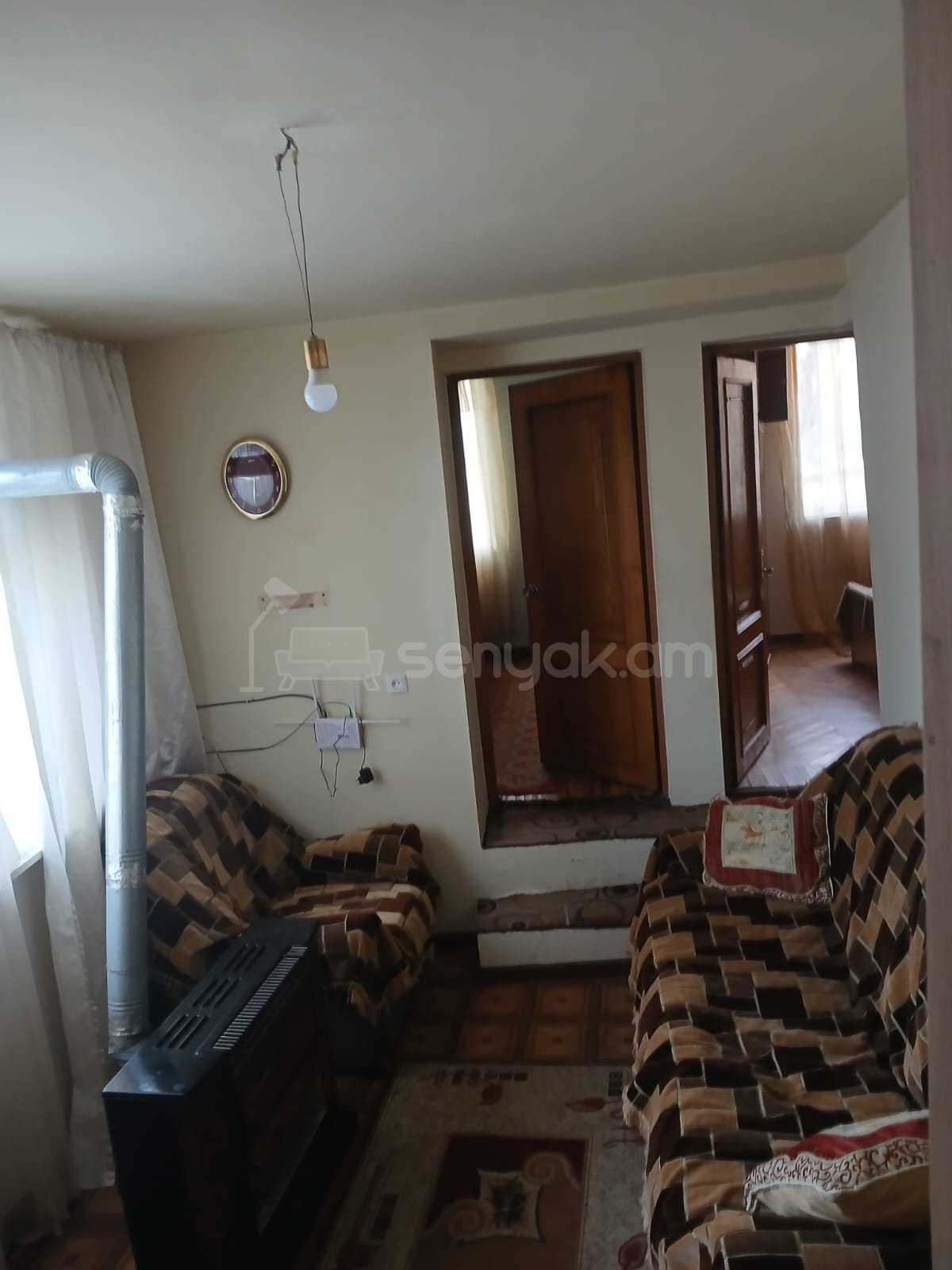 3 Սենյականոց Բնակարան Քարե Շենքում, 64քմ, 1/1 հարկ, Նորմալ Վիճակում, Կահավորված