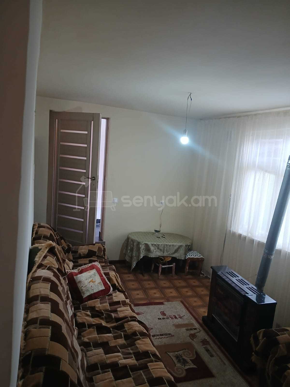 3 Սենյականոց Բնակարան Քարե Շենքում, 64քմ, 1/1 հարկ, Նորմալ Վիճակում, Կահավորված