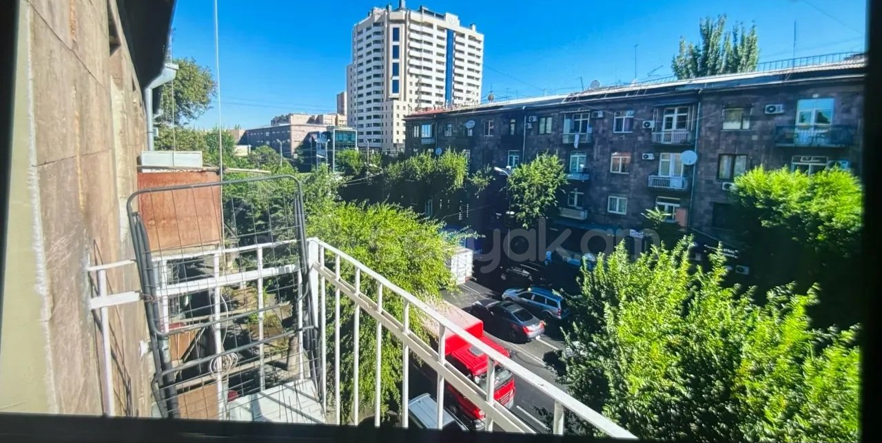 1 Սենյականոց Բնակարան Քարե Շենքում, 33քմ, 5/5 հարկ, Կոսմետիկ Վերանորոգված