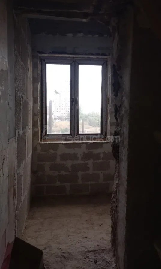 1 Սենյականոց Բնակարան Քարե Շենքում, 47քմ, 3/5 հարկ, Զրոյական Վիճակում