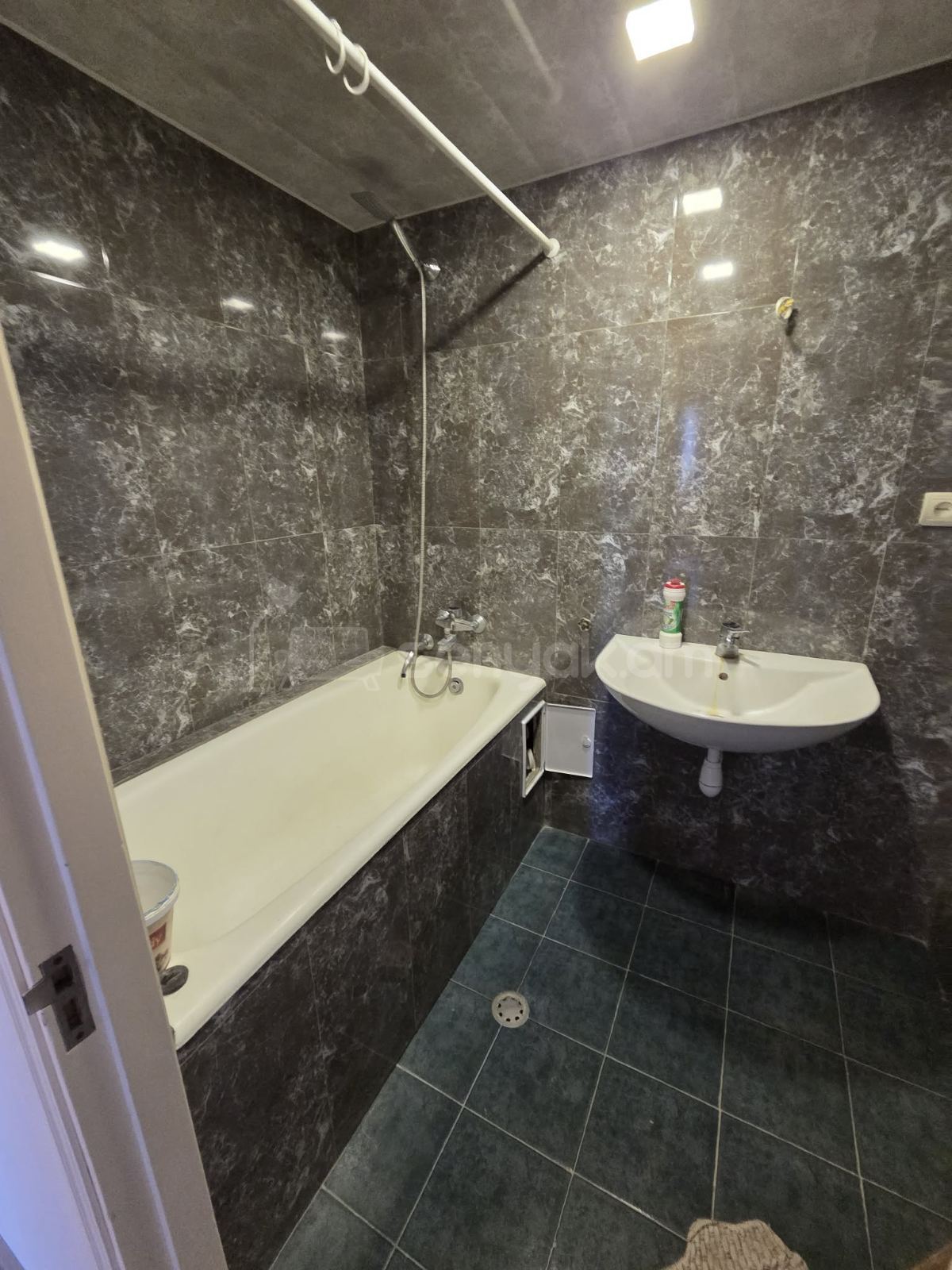 2 Սենյականոց Բնակարան Քարե Շենքում, 75քմ, 11/13 հարկ, Նորմալ Վիճակում, Մասամբ Կահավորված, Արևկող