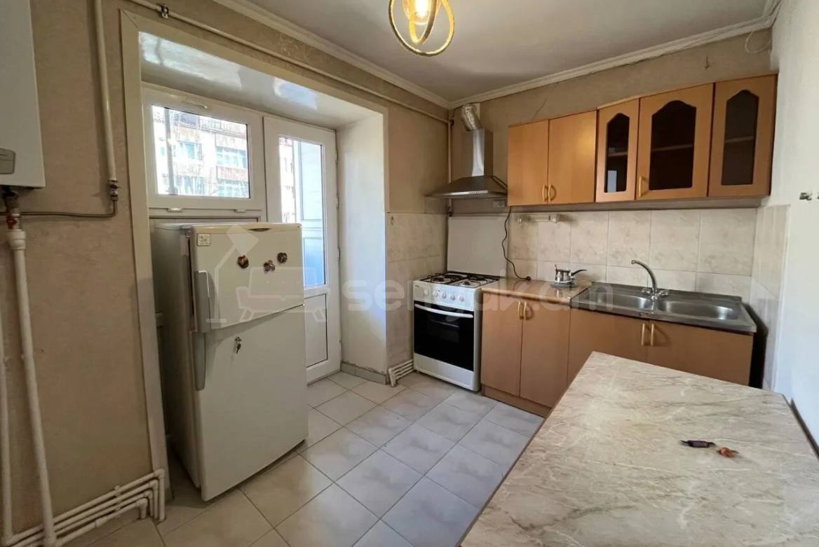 3 Սենյականոց Բնակարան Քարե Շենքում, 77քմ, 5/5 հարկ, Կապիտալ Վերանորոգված, Կահավորված