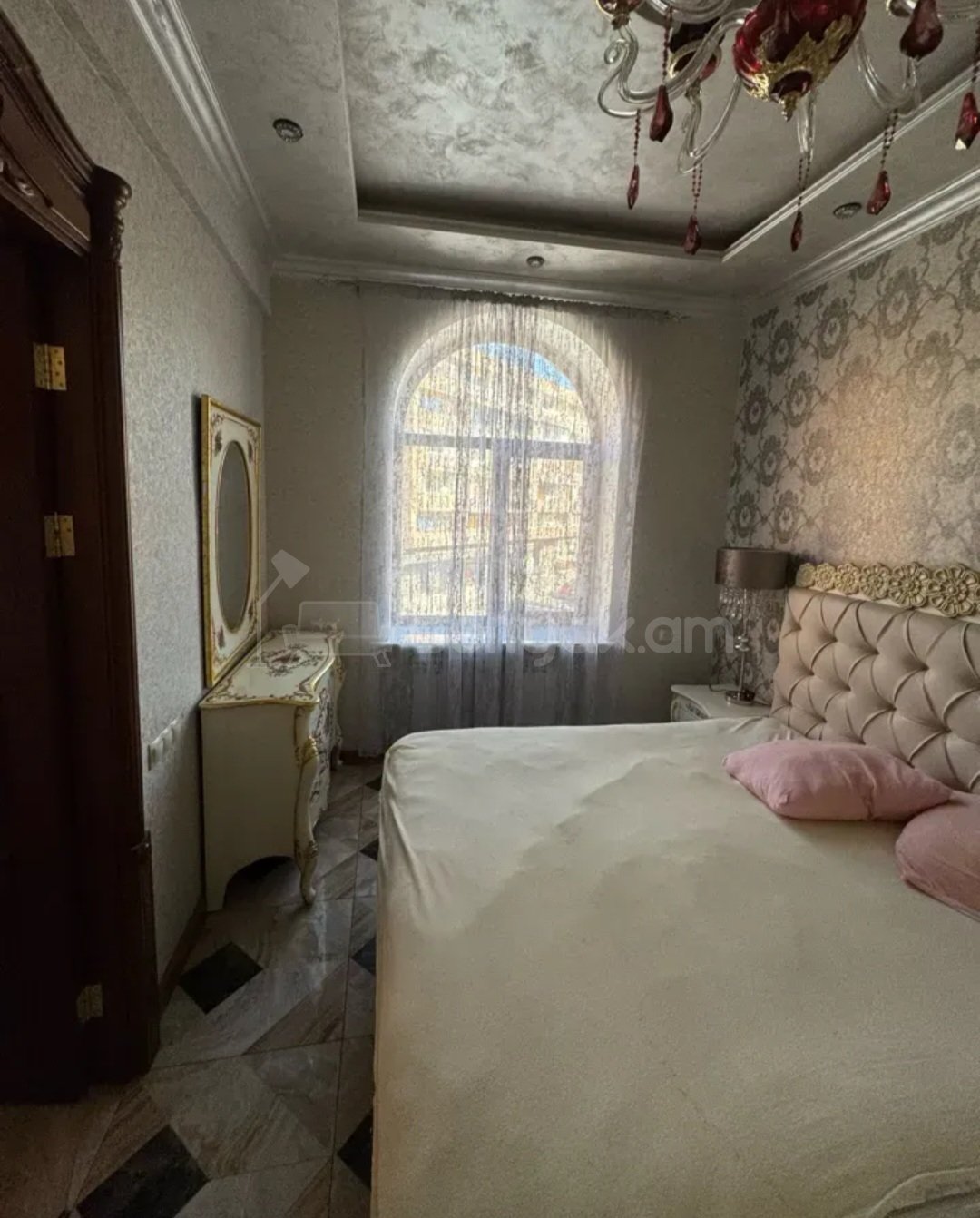 3 Սենյականոց Բնակարան Քարե Շենքում, 100քմ, 3/5 հարկ, Դիզայներական Վերանորոգված, Կահավորված, Արևկող