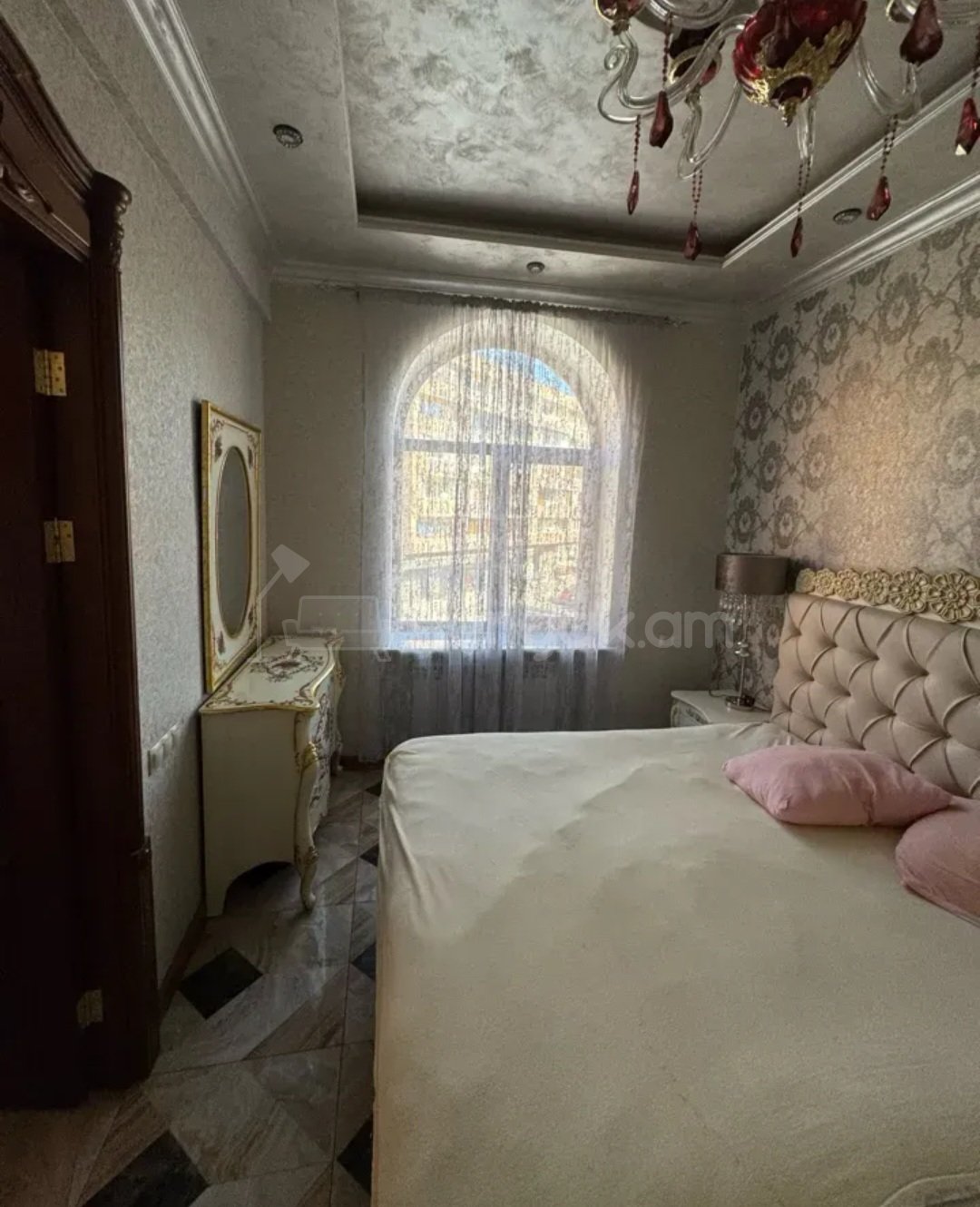 3 Սենյականոց Բնակարան Քարե Շենքում, 100քմ, 3/5 հարկ, Դիզայներական Վերանորոգված, Կահավորված, Արևկող