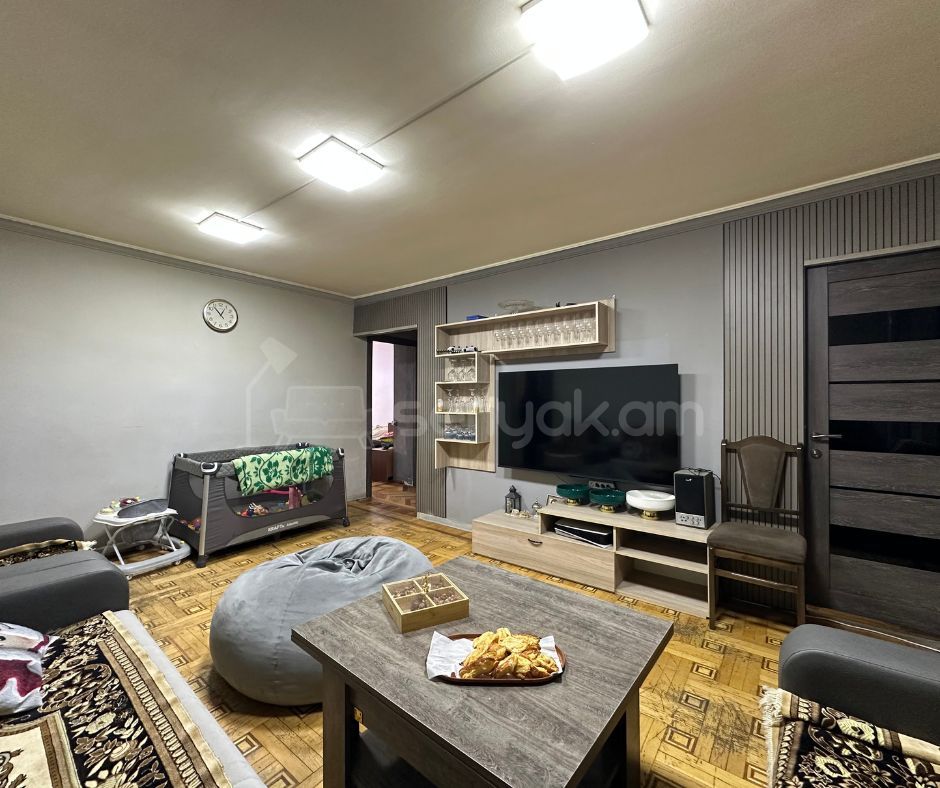 4 Սենյականոց Բնակարան Քարե Շենքում, 73քմ, 1/4 հարկ, Նորմալ Վիճակում