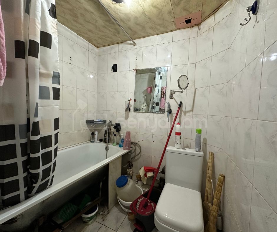 4 Սենյականոց Բնակարան Քարե Շենքում, 73քմ, 1/4 հարկ, Նորմալ Վիճակում