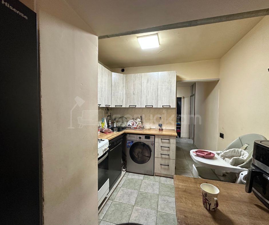 4 Սենյականոց Բնակարան Քարե Շենքում, 73քմ, 1/4 հարկ, Նորմալ Վիճակում