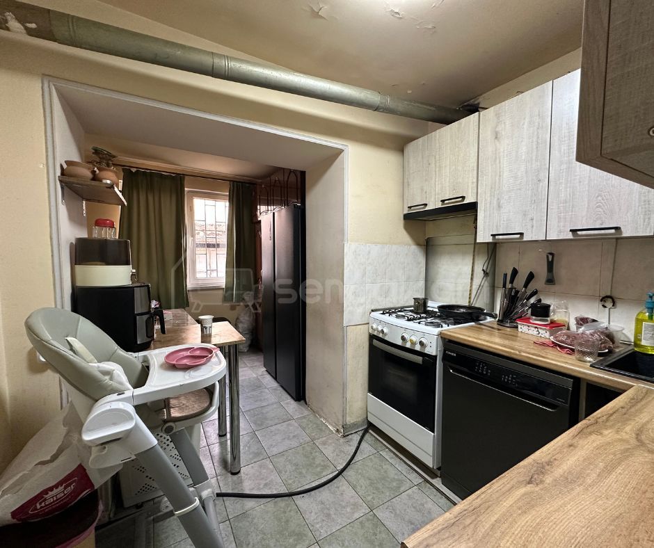 4 Սենյականոց Բնակարան Քարե Շենքում, 73քմ, 1/4 հարկ, Նորմալ Վիճակում