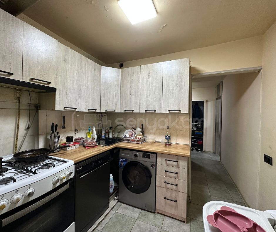 4 Սենյականոց Բնակարան Քարե Շենքում, 73քմ, 1/4 հարկ, Նորմալ Վիճակում