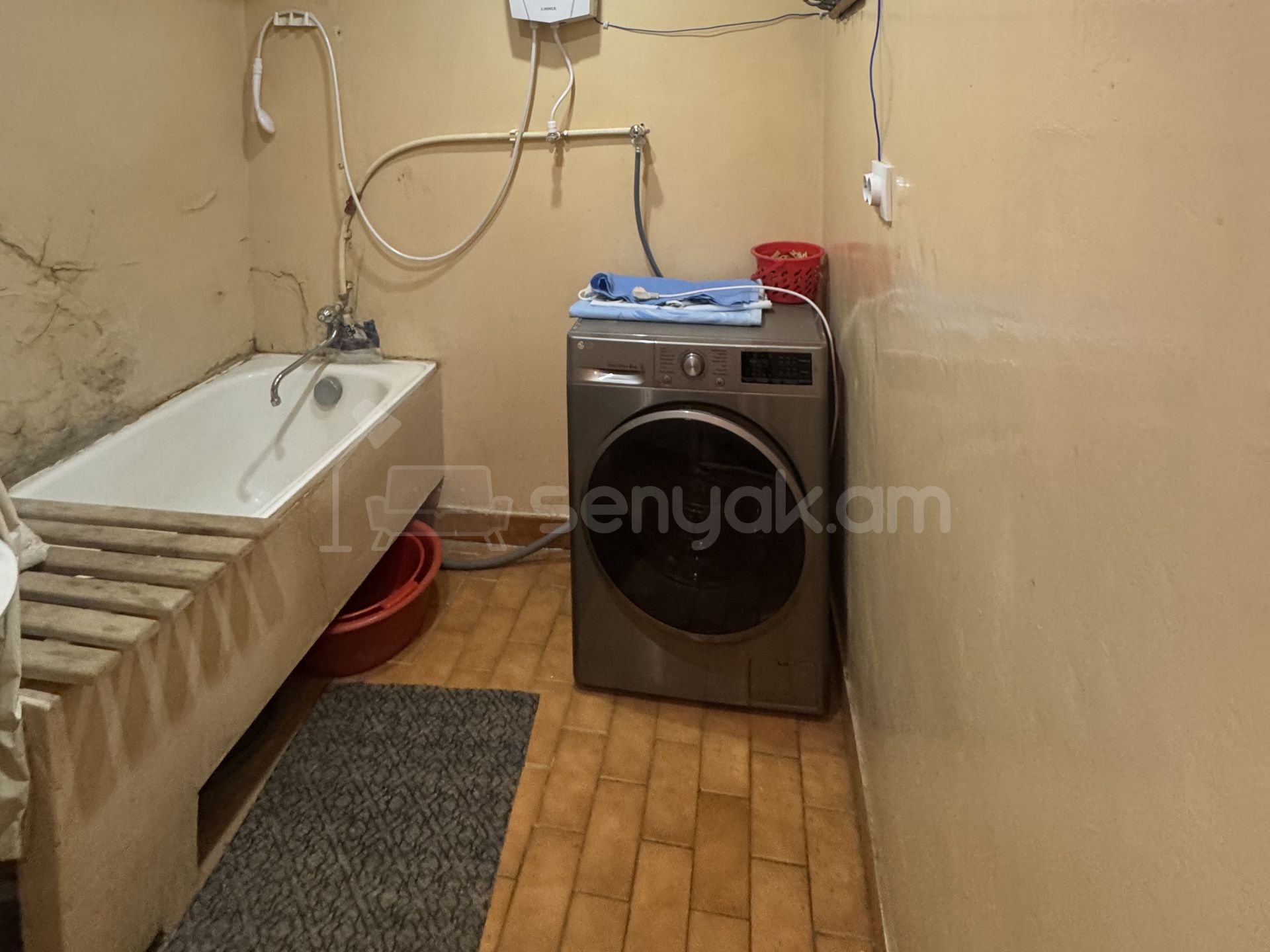 2 Սենյականոց Բնակարան Քարե Շենքում, 35քմ, 3/5 հարկ, Նորմալ Վիճակում