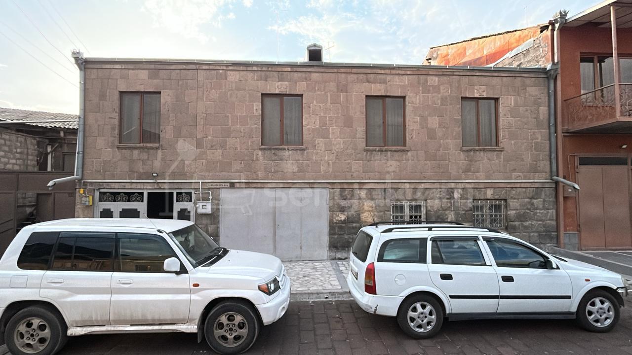 5 Սենյականոց Սեփական Տուն, 298քմ, Կոսմետիկ Վերանորոգված, Ավտոտնակով