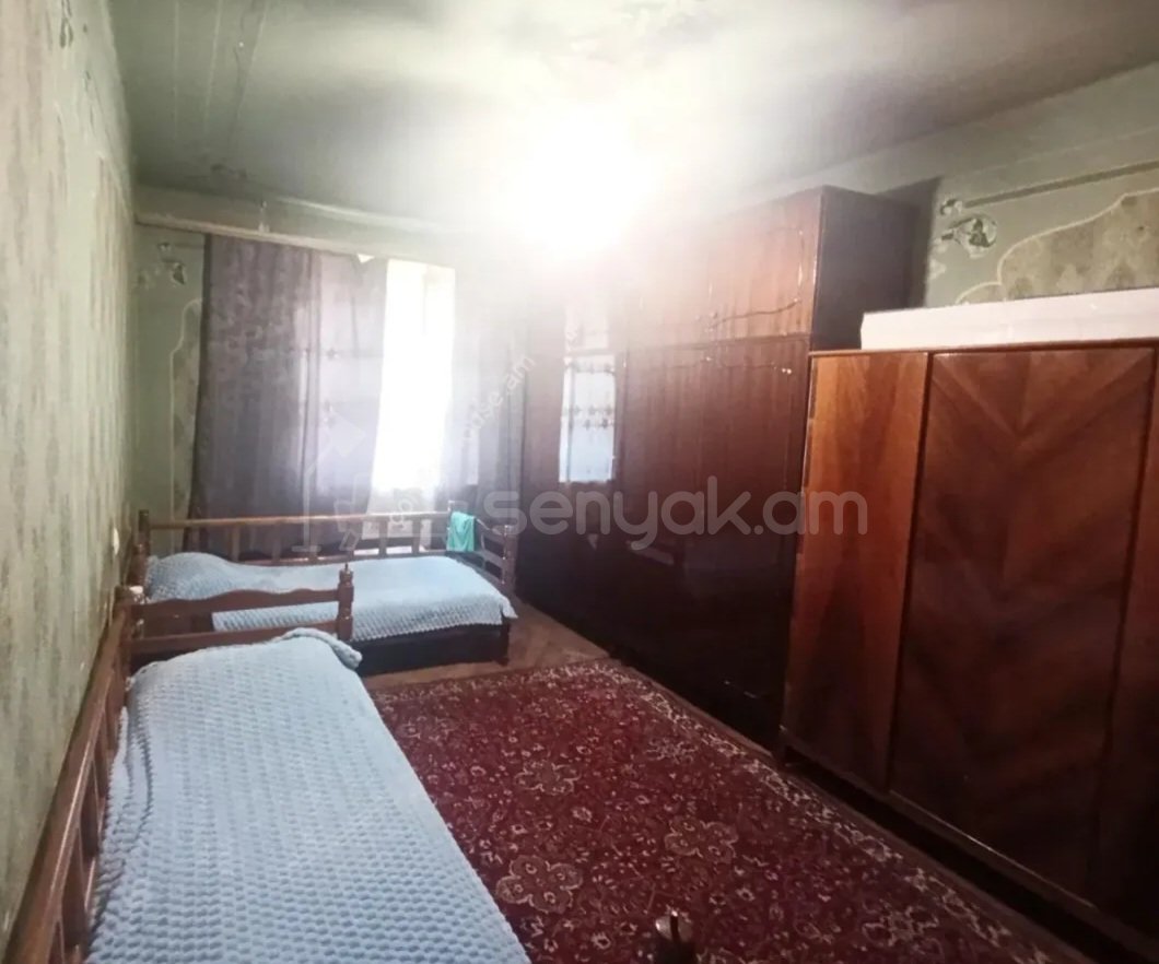 3 Սենյականոց Բնակարան Քարե Շենքում, 79քմ, 1/5 հարկ, Նորմալ Վիճակում