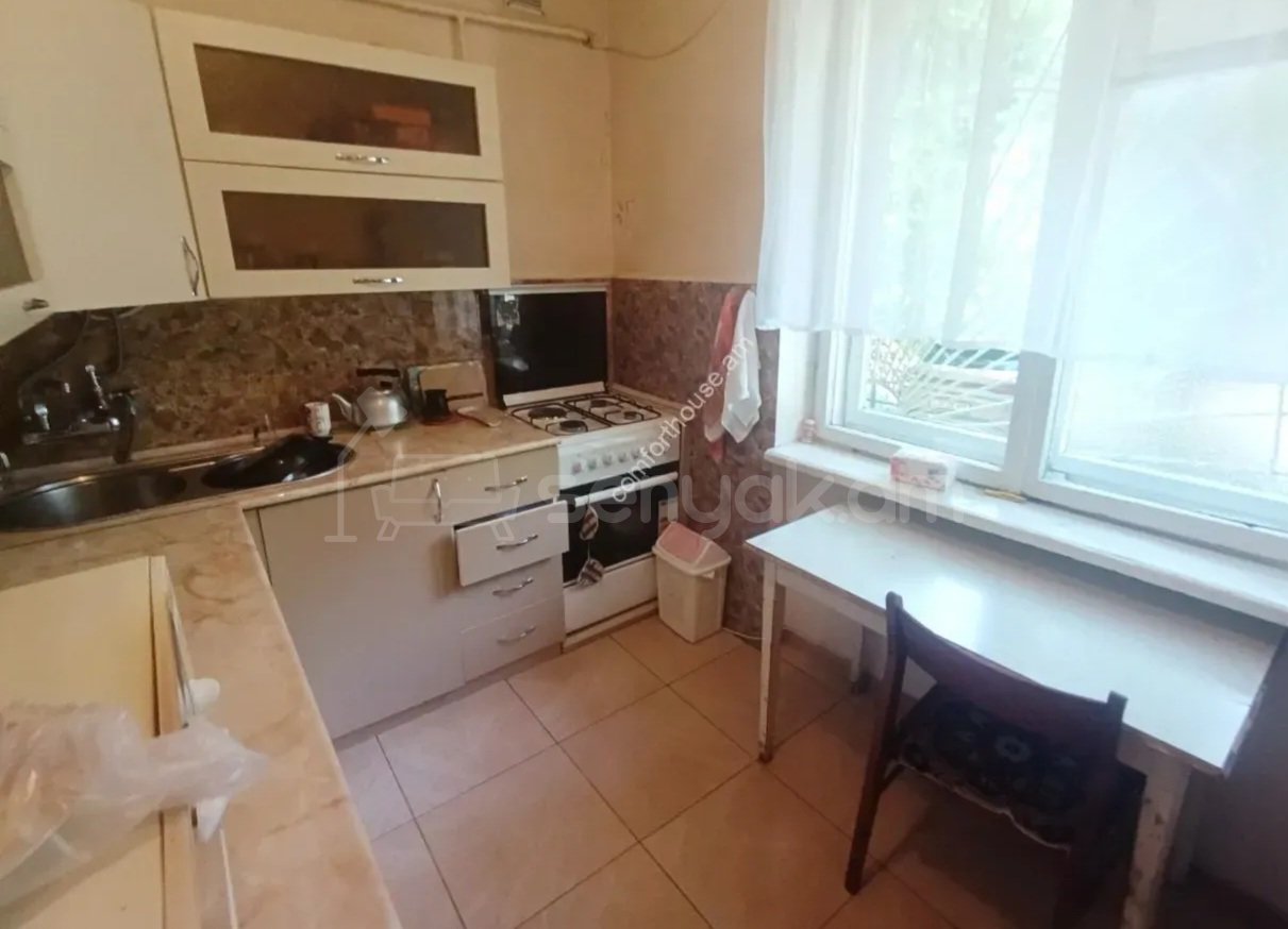 3 Սենյականոց Բնակարան Քարե Շենքում, 79քմ, 1/5 հարկ, Նորմալ Վիճակում