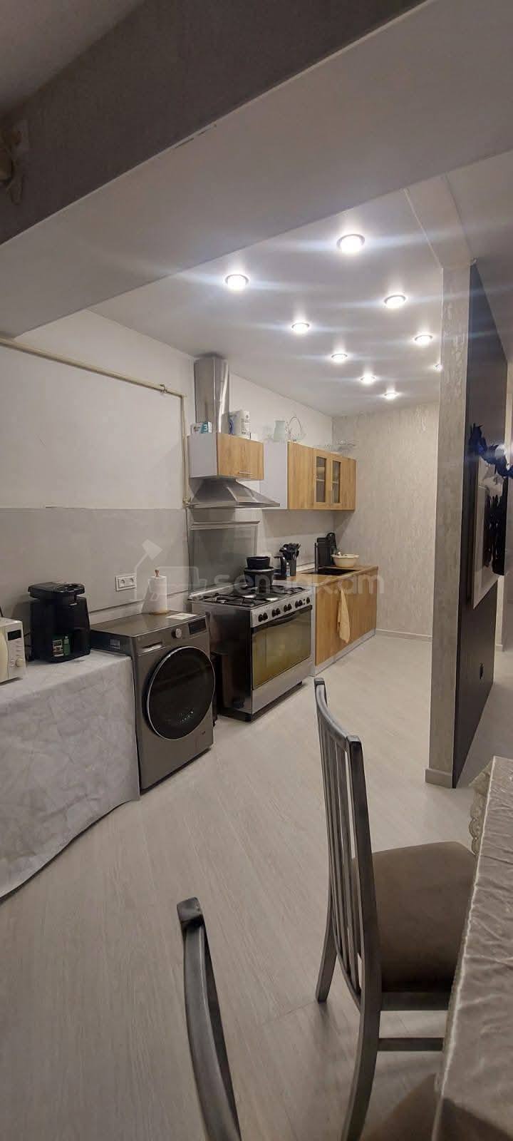 3 Սենյականոց Բնակարան Քարե Շենքում, 80քմ, 5/5 հարկ, Կապիտալ Վերանորոգված