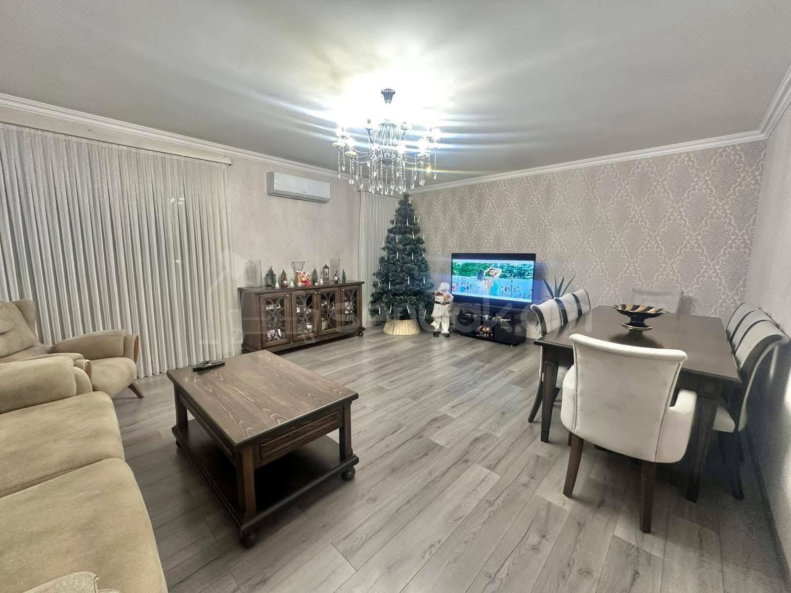 4 Սենյականոց Բնակարան Քարե Շենքում, 92քմ, 4/5 հարկ, Կապիտալ Վերանորոգված