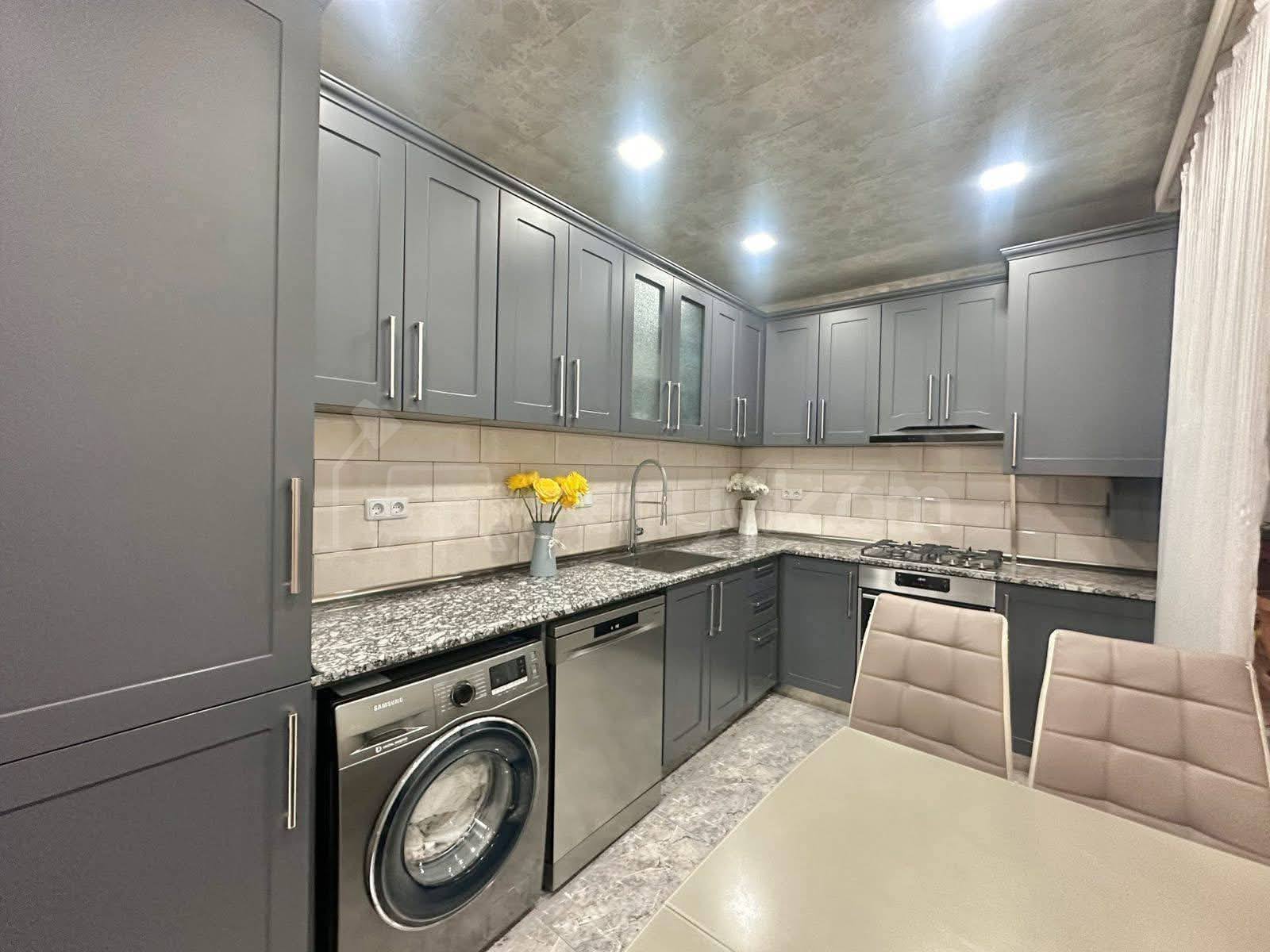 4 Սենյականոց Բնակարան Քարե Շենքում, 92քմ, 4/5 հարկ, Կապիտալ Վերանորոգված