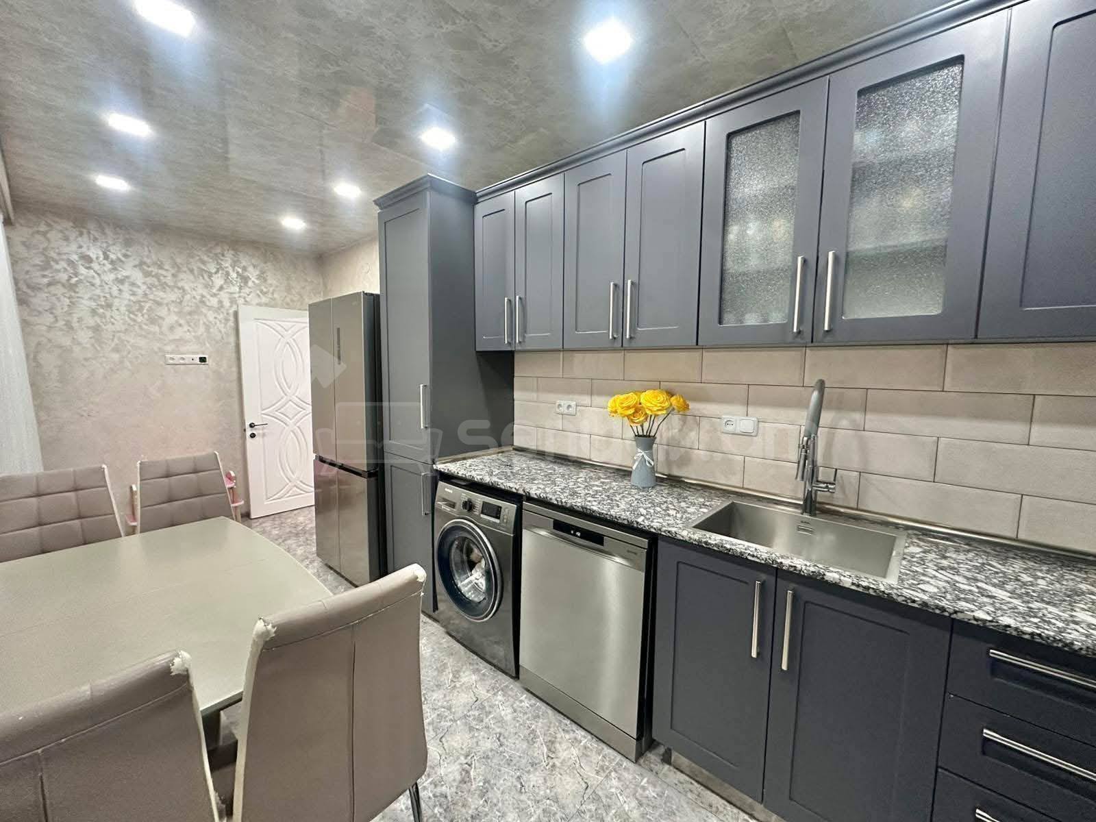 4 Սենյականոց Բնակարան Քարե Շենքում, 92քմ, 4/5 հարկ, Կապիտալ Վերանորոգված