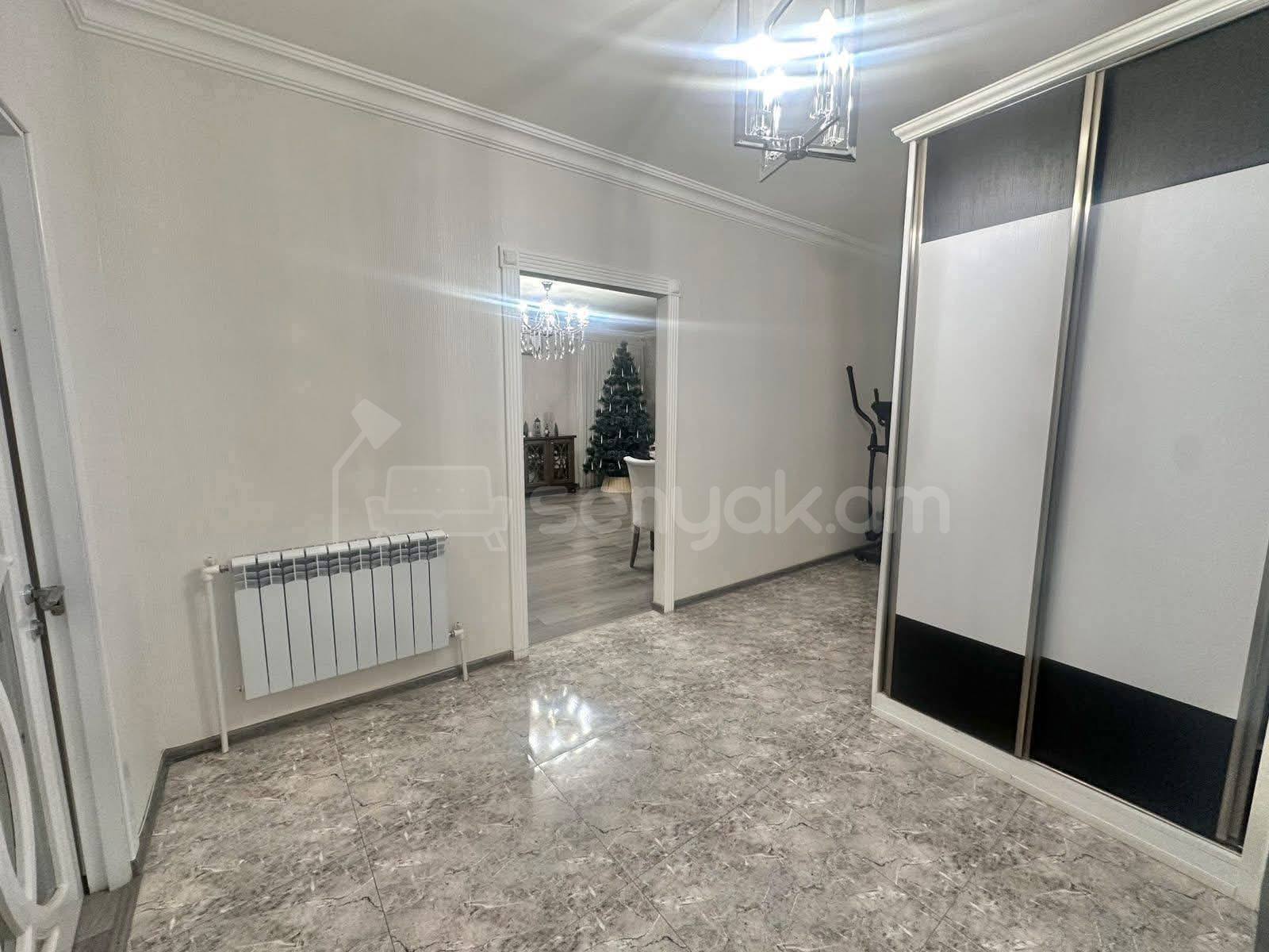 4 Սենյականոց Բնակարան Քարե Շենքում, 92քմ, 4/5 հարկ, Կապիտալ Վերանորոգված