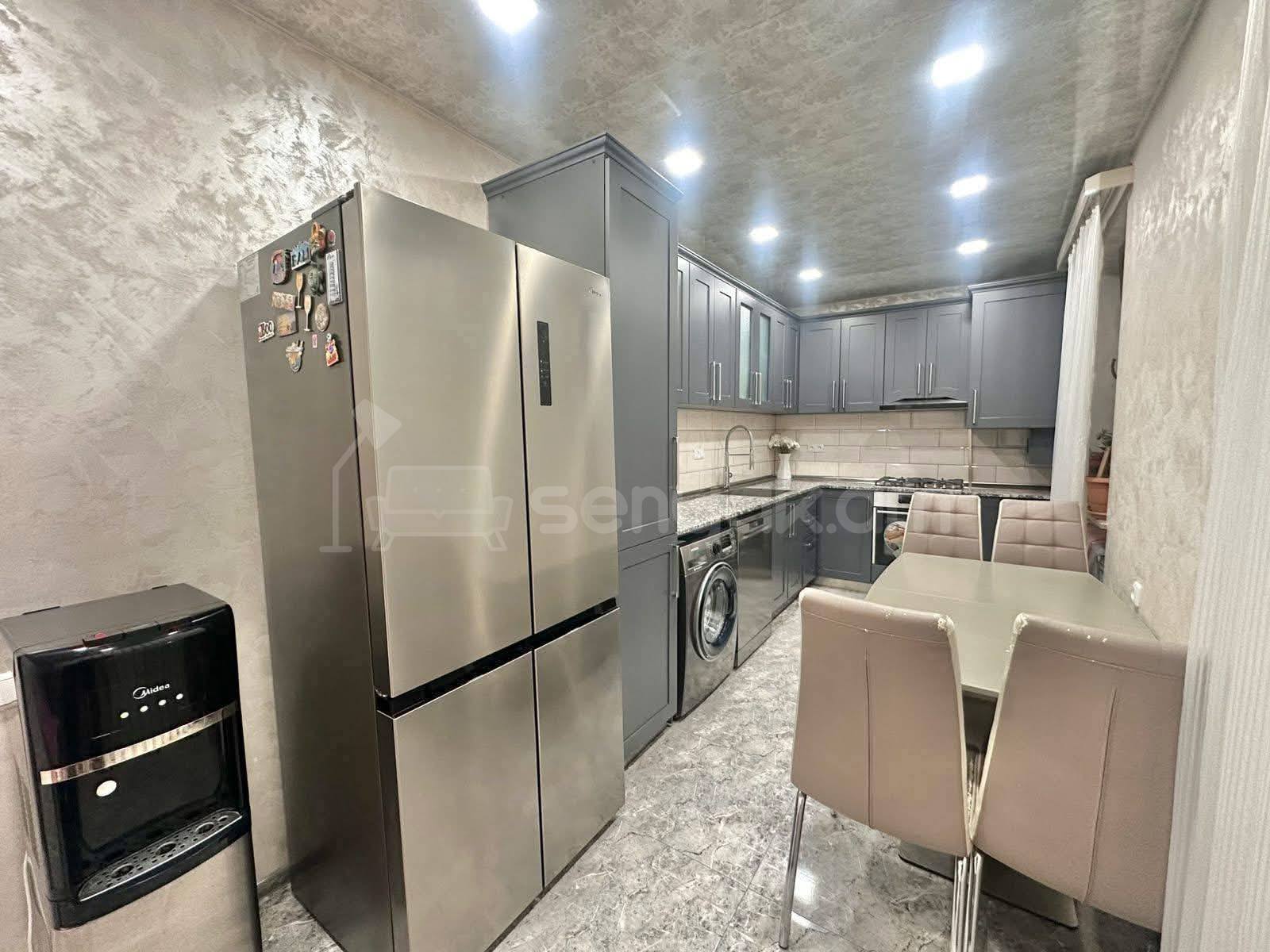 4 Սենյականոց Բնակարան Քարե Շենքում, 92քմ, 4/5 հարկ, Կապիտալ Վերանորոգված