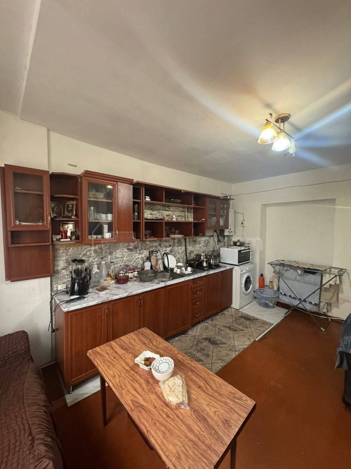 4 Սենյականոց Բնակարան Քարե Շենքում, 110քմ, 2/5 հարկ, Կոսմետիկ Վերանորոգված