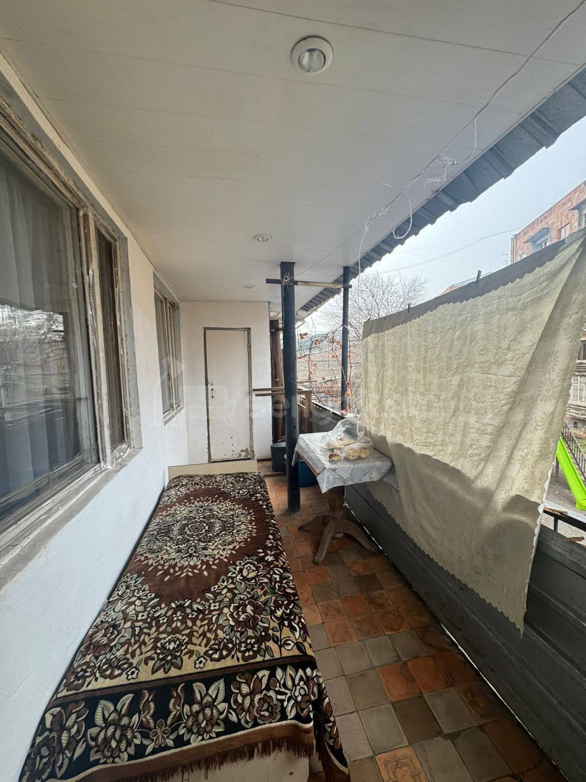 4 Սենյականոց Բնակարան Քարե Շենքում, 110քմ, 2/5 հարկ, Կոսմետիկ Վերանորոգված