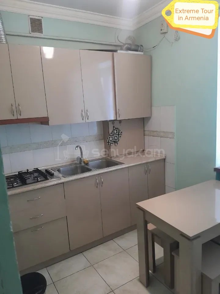 2 Սենյականոց Բնակարան Քարե Շենքում, 60քմ, 1/5 հարկ, Նորմալ Վիճակում, Մասամբ Կահավորված, Արևկող