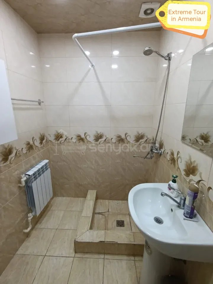 2 Սենյականոց Բնակարան Քարե Շենքում, 60քմ, 1/5 հարկ, Նորմալ Վիճակում, Մասամբ Կահավորված, Արևկող