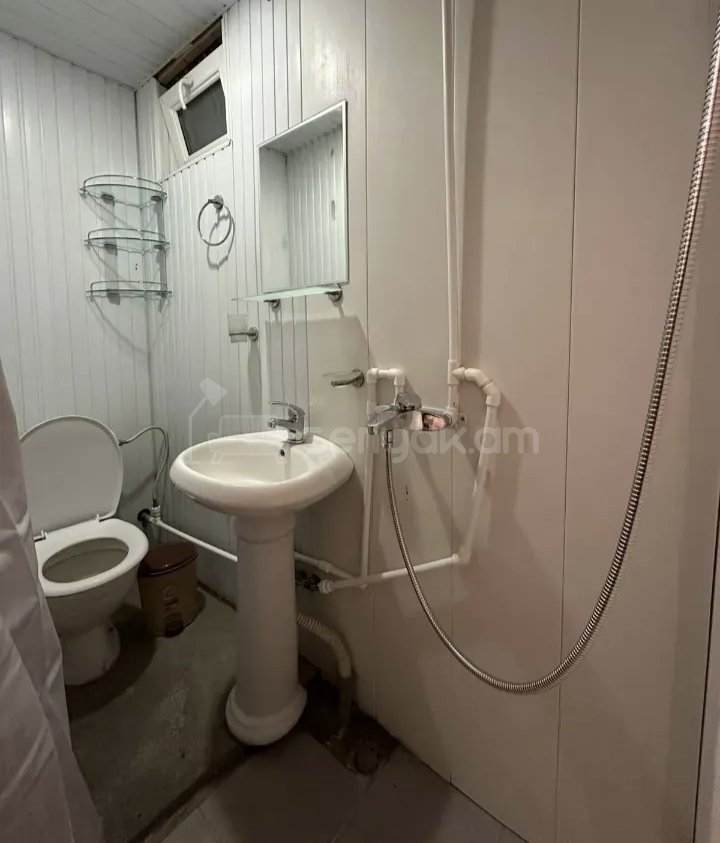 2 Սենյականոց Բնակարան Քարե Շենքում, 50քմ, 1/1 հարկ, Նորմալ Վիճակում, Կահավորված