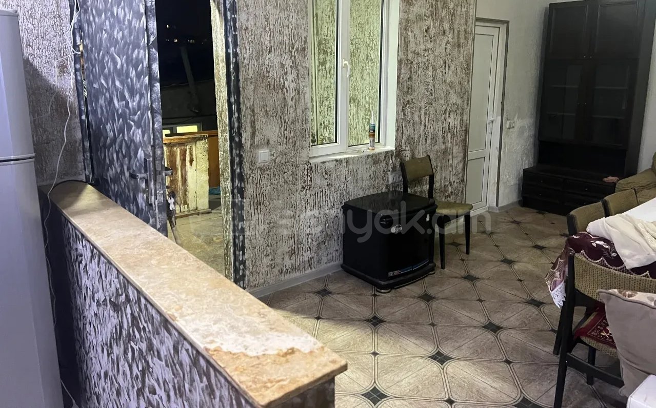 3 Սենյականոց Բնակարան Քարե Շենքում, 68քմ, 1/1 հարկ, Նորմալ Վիճակում, Կահավորված