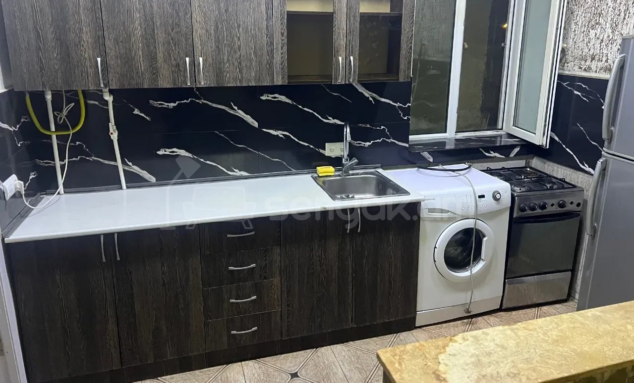 3 Սենյականոց Բնակարան Քարե Շենքում, 68քմ, 1/1 հարկ, Նորմալ Վիճակում, Կահավորված