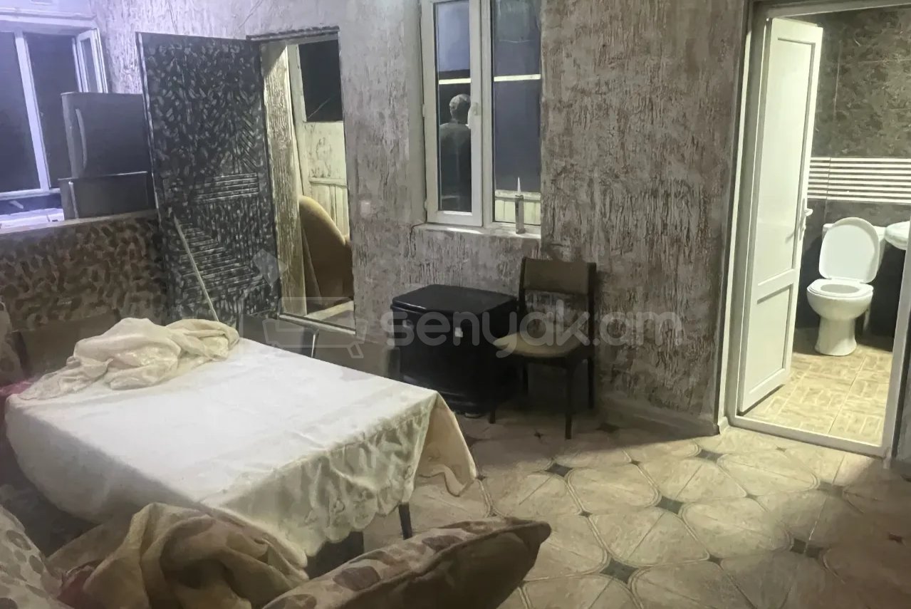 3 Սենյականոց Բնակարան Քարե Շենքում, 68քմ, 1/1 հարկ, Նորմալ Վիճակում, Կահավորված