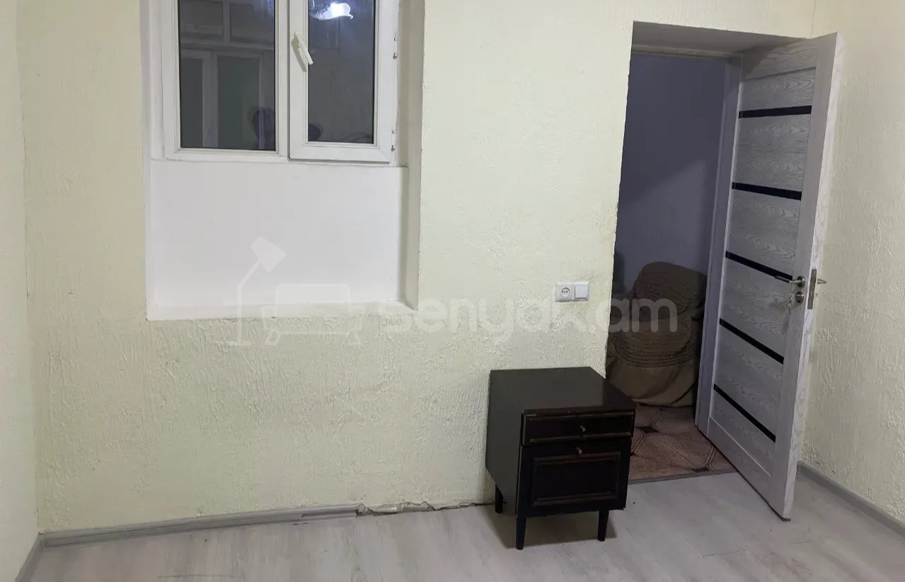 3 Սենյականոց Բնակարան Քարե Շենքում, 68քմ, 1/1 հարկ, Նորմալ Վիճակում, Կահավորված