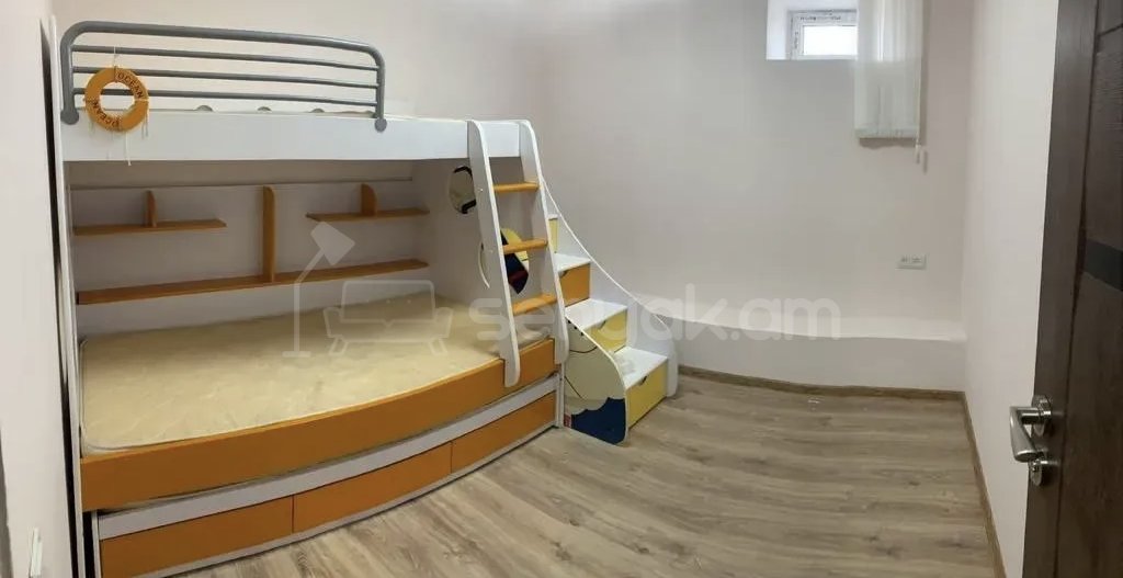 3 Սենյականոց Բնակարան Քարե Շենքում, 70քմ, 3/9 հարկ, Նորմալ Վիճակում, Կահավորված