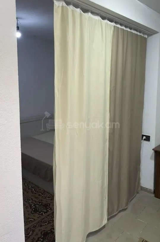 1 Սենյականոց Բնակարան Քարե Շենքում, 35քմ, 1/1 հարկ, Նորմալ Վիճակում, Կահավորված