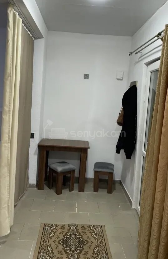 1 Սենյականոց Բնակարան Քարե Շենքում, 35քմ, 1/1 հարկ, Նորմալ Վիճակում, Կահավորված