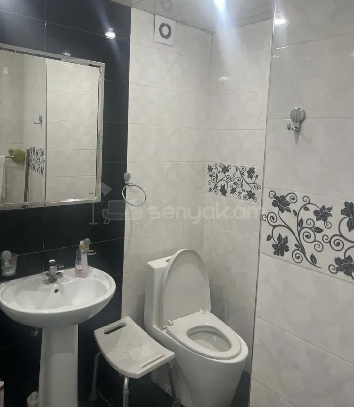 1 Սենյականոց Բնակարան Քարե Շենքում, 40քմ, 1/1 հարկ, Նորմալ Վիճակում, Կահավորված