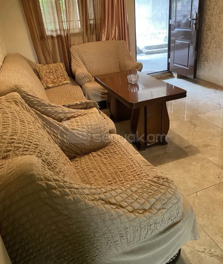 3 Սենյականոց Բնակարան Քարե Շենքում, 82քմ, 1/1 հարկ, Կապիտալ Վերանորոգված, Կահավորված