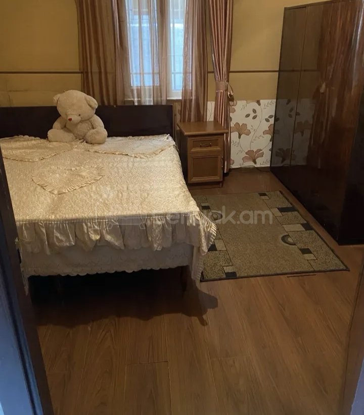 3 Սենյականոց Բնակարան Քարե Շենքում, 82քմ, 1/1 հարկ, Կապիտալ Վերանորոգված, Կահավորված