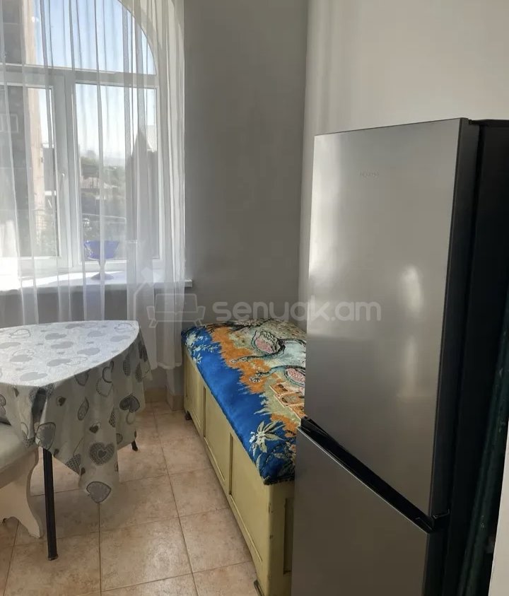 1 Սենյականոց Բնակարան Քարե Շենքում, 30քմ, 4/4 հարկ, Նորմալ Վիճակում, Կահավորված