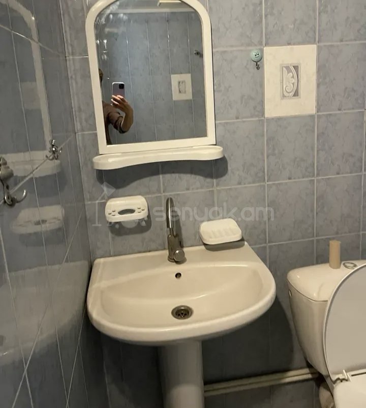 1 Սենյականոց Բնակարան Քարե Շենքում, 30քմ, 4/4 հարկ, Նորմալ Վիճակում, Կահավորված